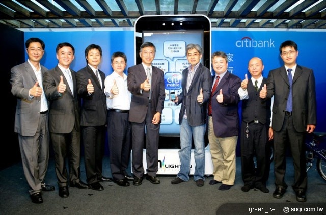 長官合影名稱與順序（由左至右）花旗(台灣)電子銀行暨事業發展中心 負責人 宋志強。易遊網 總經理 游金章。東森購物 通路事業部總監 邱宏宇。宏碁 電子化服務事業群業務總監 吳宏韋。中華電信 總經理張曉東 。花旗(台灣)商業銀行 董事長 管國霖。友邁科技 董事長卓政宏 。大愛計程車衛星車隊大隊長 魏見長。松青超市 網購/企劃部經理 唐瑋澤。
