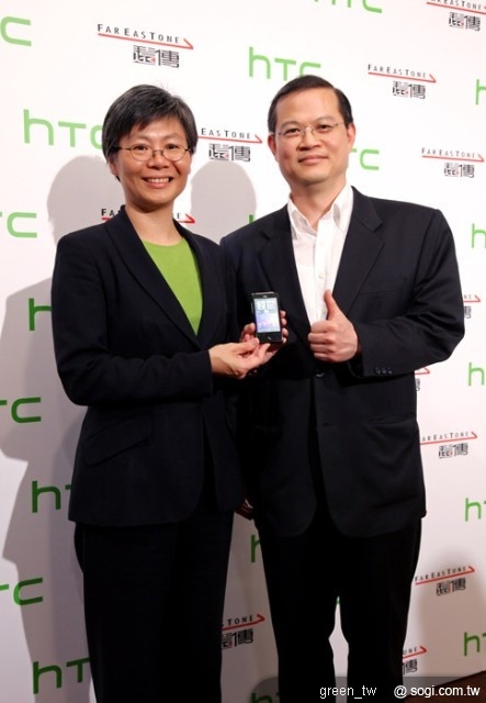 (右起)HTC亞太區副總經理 董俊良先生、遠傳電信商務長 李彬小姐