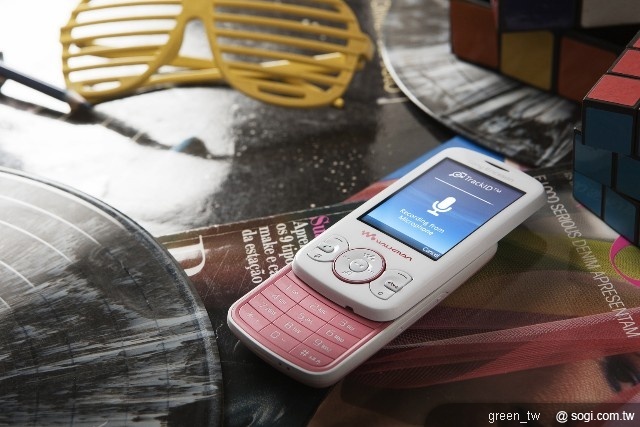 Sony Ericsson 再度推出價格平實且功能優秀的 Spiro 手機,不僅擁有 Walkman 手機的頂級音樂娛樂,且更進一步結合了社交網路功能