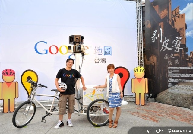 Google台灣街景服務計畫主持人羅永杰與Google亞太區街景服務團隊代表千彗星共同合照