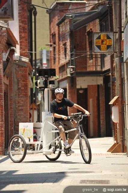 Google台灣街景服務計畫主持人羅永杰從騎著街景三輪車入場