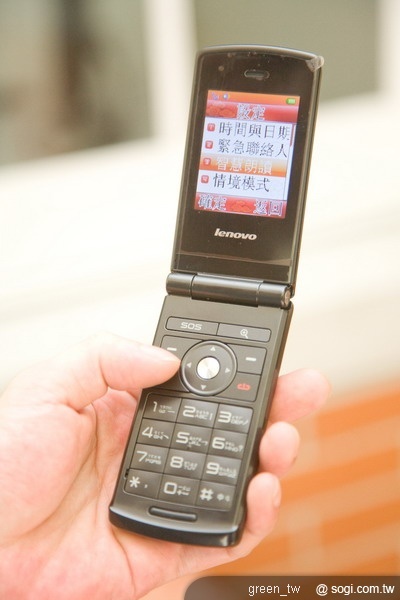 Lenovo A589 同時支援攝錄相機和音樂播放功能，最高更可擴充至 8GB 容量