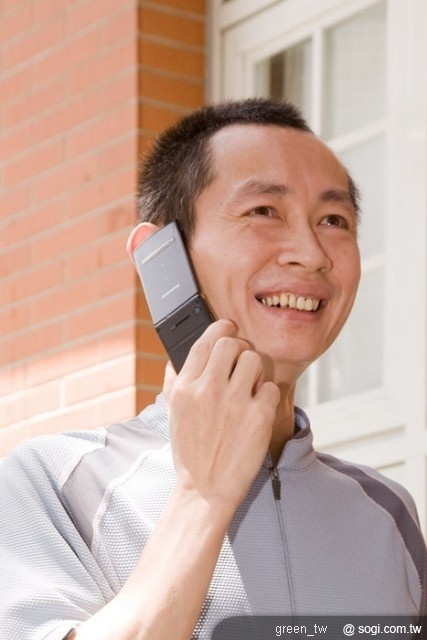 擁有典雅風格的 Lenovo A589，引領潮流將時尚元素注入長輩專用手機