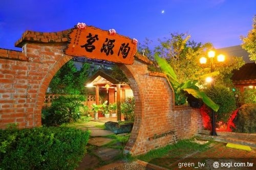 複合式餐點為主的『陶源茗』平日店內有免費古箏表演，樓閣飛簷、九曲橋