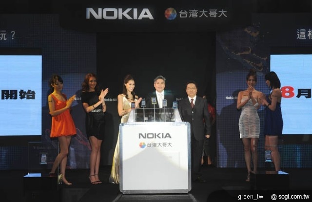 台灣諾基亞許總經理與台灣大哥大賴營運長起動Nokia N8預購