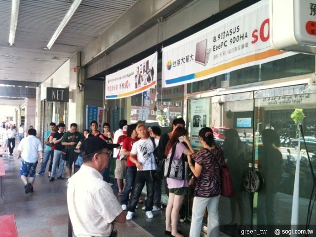 myfone 網路門市一開放預購 台北八德門市預購隊伍