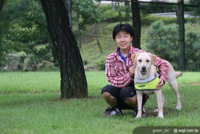 韓國三星成就台灣視障朋友成功訓練配對的視障生李雨蓉與導盲犬Remi