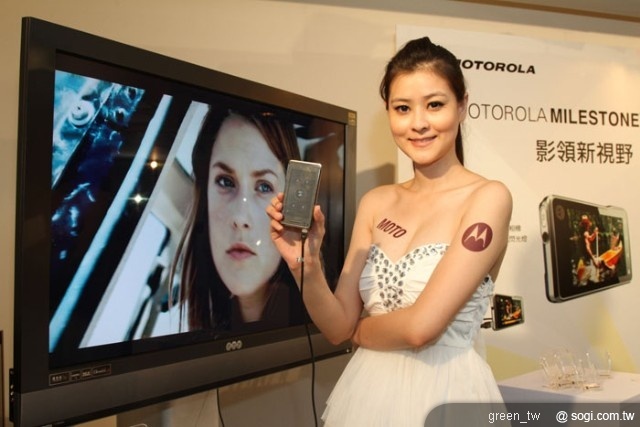 MOTOROLA Milestone XT720 內建 HDMI，可連結至 HDTV上播放 HD 高畫質影片，並配備 800 萬畫素相機、專業氙氣（Xenon）閃光燈