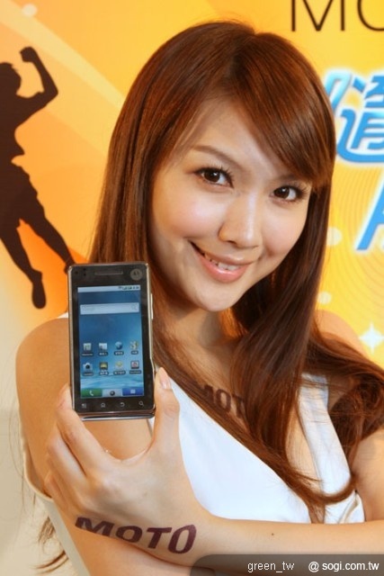 MOTOROLA Milesyone XT720 搭配專業氙氣(Xenon)閃光燈並具備數位變焦縮放功能
