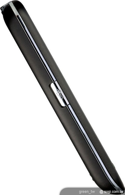 MOTOROLA QUENCH XT5厚度僅 1.24 公分，外殼觸感平滑舒適，握起來輕巧自在