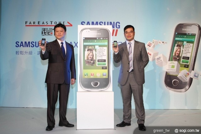 左起遠傳電信行銷事業處執行副總何永生,台灣星三電子行動通訊部門總經理杜偉昱