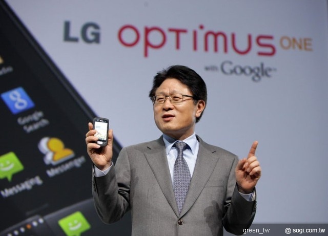 LG行動通訊公司執行長兼總裁Skott Ahn手持LG Optimus One
