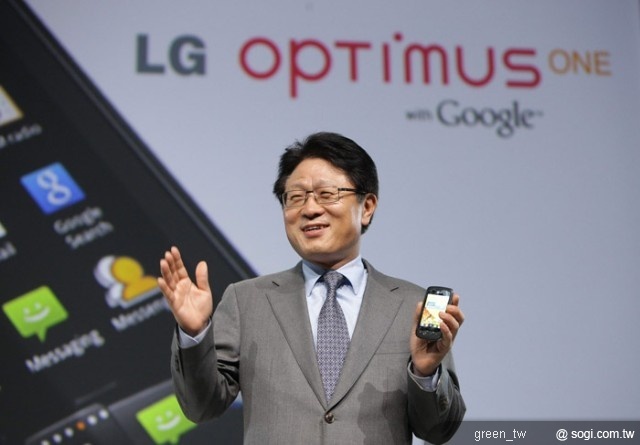 LG 行動通訊公司執行長兼總裁 Skott Ahn 手持 LG Optimus One