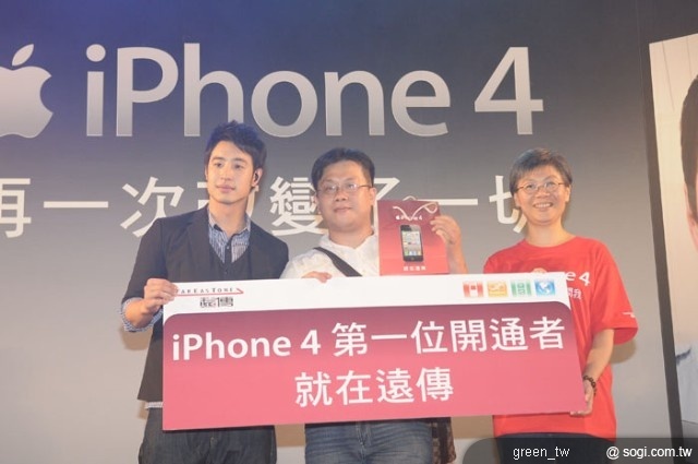 遠傳電信總經理李彬女士、遠傳電信首位iPhone4開通者廖子仁先生與潘瑋柏共 同歡慶iPhone4正式在台上市