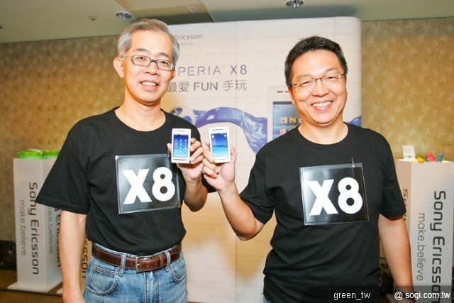 ▲ 台灣大哥大個人用戶事業群營運長賴弦五與 Sony Ericsson 總經理葉順發穿著 X8 潮 T合影