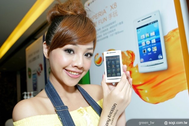 Sony Ericsson Xperia X8，共有深藍與白色兩款顏色，上市建議售價為 9,990 元。