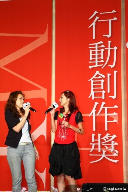 廖博儀（右）以台語歌曲「冷(Ring)戰」抱走鈴聲組20萬元大獎，圖為廖博儀與演唱者。