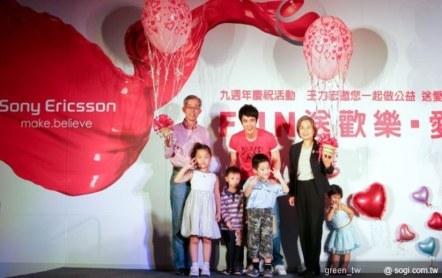 Sony Ericsson總經理葉順發、王力宏與家扶基金會社會資源處翁慧圓處長與小朋友們合影