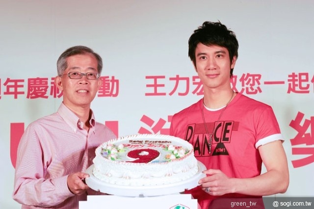 王力宏獻上蛋糕給 Sony Ericsson 總經理葉順發,祝賀九週年。