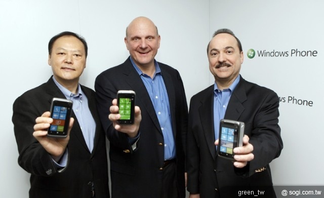 從左至右分別為:Peter Chou (周永明), CEO of HTC, Steve Ballmer, CEO of Microsoft Corp.,與 Ralph de la Vega, President and CEO of AT&T Mobility & Consumer Markets.