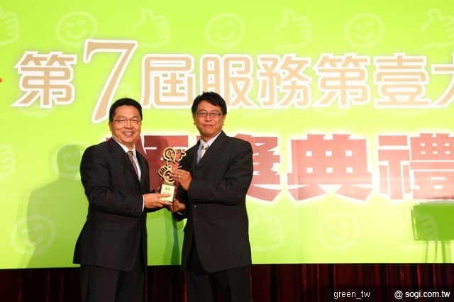 台灣大哥大個人用戶事業群營運長賴弦五，代表獲頒壹周刊服務第壹大獎