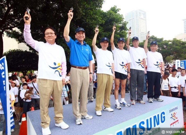 2010 SAMSUNG 活力路跑由三星電子大中華區社長朴根熙（左一）與台灣三星電子董事長金憲成（右一）共同鳴槍開跑。