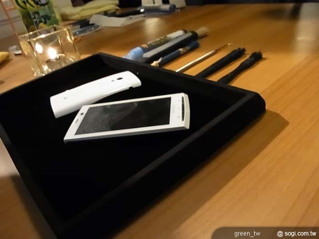 Sony Ericsson X10 手機右側噴上鏡鑚鍍膜（奈米抗污噴霧）防指紋及塵埃。