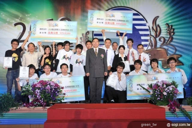 臺北市政府資訊處張家生處長受邀出席頒獎與優秀佳作隊伍合影。