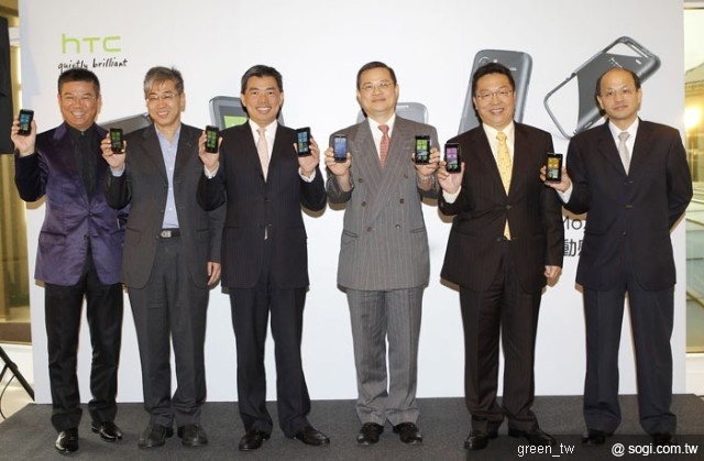 HTC與微軟今日發表 HTC HD7 與 HTC 7 Mozart 兩款手機，多位貴賓一起參與本次活動，左起為神腦國際總裁林保雍，中華電信行動通信分公司行銷處長胡學海，台灣微軟總經理蔡恩全，HTC 亞太區副總經理董俊良，台灣大哥大個人用戶事業群營運長賴弦五，聯強國際通訊事業部總經理張永鴻。
