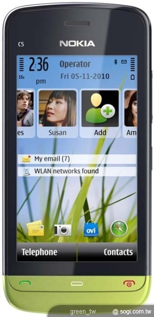 Nokia C5-03 鎖定年輕消費族群 推出兩款混搭新色綠襪、黑褲