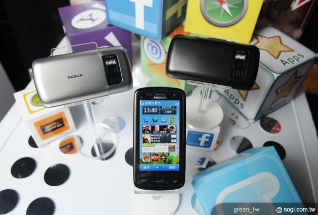 Nokia C6-01 擁有實惠的價格與精緻的不鏽鋼金屬機身外型