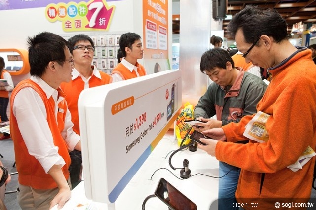新上市的Samsung Galaxy平板電腦吸引民眾體驗。