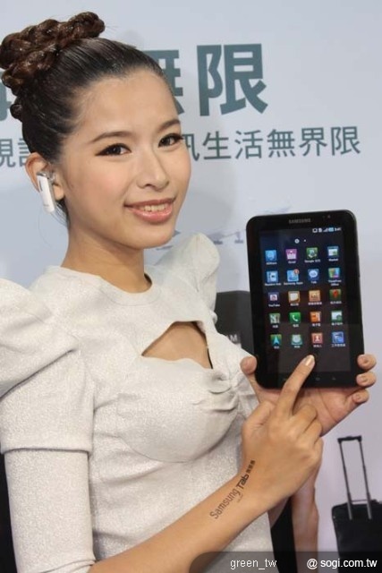 2010台北資訊月由性感銀河系女神展演Samsung GALAXY Tab成館內注目焦點！