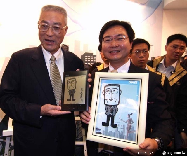 行政院長吳敦義（左）蒞臨華碩主題館「精采創新城」，由華碩聯合科技總經理林福能（右）親自接待。