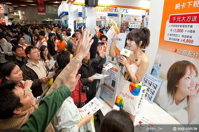 台灣大哥大台北資訊月快報 加碼釋出 iPhone 4 辦 Samsung Galaxy 平板電腦再送千元超商禮券