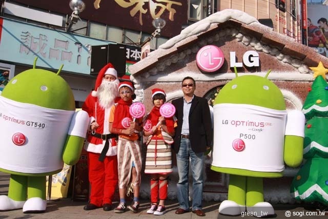 LG 通信營業部副總謝元明先生邀請三民國小小朋友與聖誕老公公、Android Doll 歡慶聖誕佳節來臨