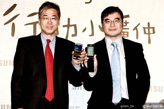 中華電信行動通信分公司行銷處長胡學海(左,持 Wave II)與台灣三星電子行動通訊部總經理杜偉昱(右,持 Wave 723)攜手引領行動上網新趨勢!