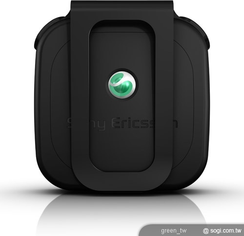 Sony Ericsson LiveView 背面附有扣環，可固定在筆記本或手提包上。