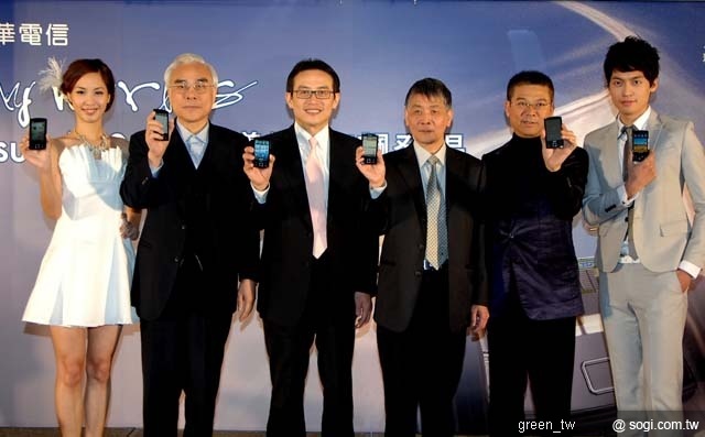 神腦國際董事長薛紀建（左二）、華碩電腦手持事業部總經理林宗樑（左三）、中華電信協理陳長榮（右三）、神腦國際總裁林保雍親自出席 A50 記者會並合影。