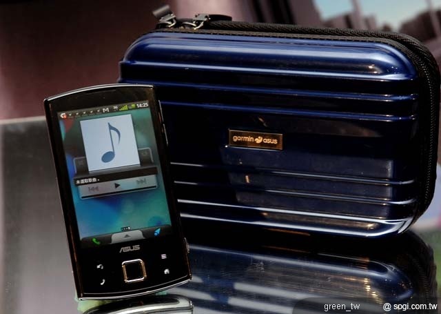 ASUS A50 外觀採超級跑車的流線造型設計，以金屬與類皮革烤漆混搭時尚，盡顯王者風範，並搭配原廠精品旅行箱。