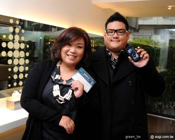 Nokia C7 活動得主繼緯和女友品味變身後身著最 In 最時尚的造型。