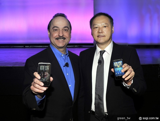 HTC 執行長周永明與美國 AT&T Mobility 與 Consumer Markets 執行長 Ralph de la Vega 一同在 AT&T Developer Summit發表 HTC Inspire 4G。