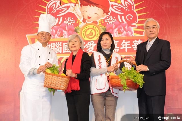 神腦科技文教基金會推動「愛心年菜送到家」公益活動，將標榜無毒健康的愛心農場食材，配送到輔導的社福機構，為獨居老人以及思家兒年前加菜。。