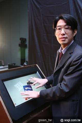 劍揚執行副總黃乃傑宣告劍揚突破高度技術門檻,創下成本最省終極觸控解決方案。