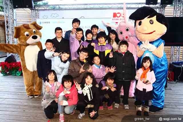 偶像劇「愛，無礙」的演員與啟聰學校的小朋友們一同逛花博。