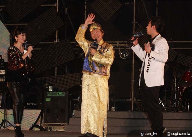 董事長施崇棠與主持人陶晶瑩、陳漢典幽默對話，現場笑聲不斷。