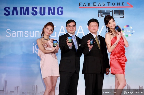 遠傳電信為用戶打造Samsung GALAXY S i9003所帶來的嶄新行動智慧生活,購機專案價0元起,(左2)遠傳電信行銷事業群執行副總經理何永生(左3)台灣三星行動通訊部總經理杜偉昱
