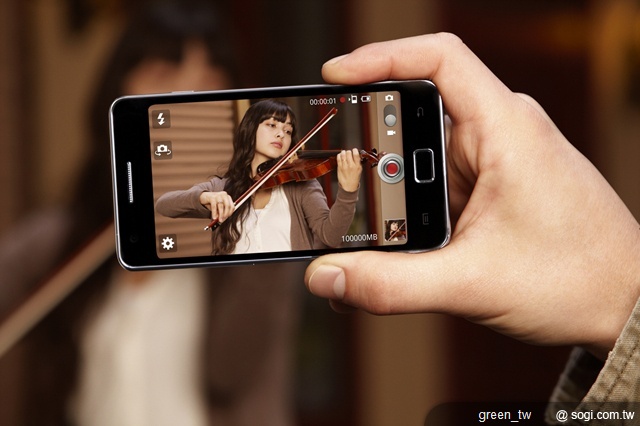 Samsung GALAXY S II 具備超清晰的 Super AMOLED Plus 螢幕,引進最佳色域,對比度以及銳利輪廓