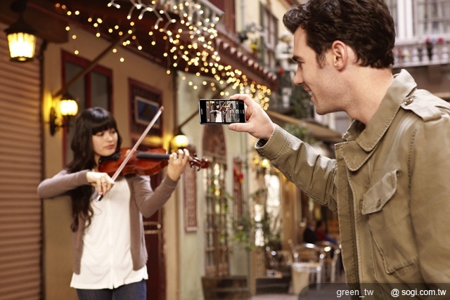 三星 GALAXY S II 搭載 8 百萬畫素、表現亮眼的相機，並支援 1080p full HD 錄影與播放功能