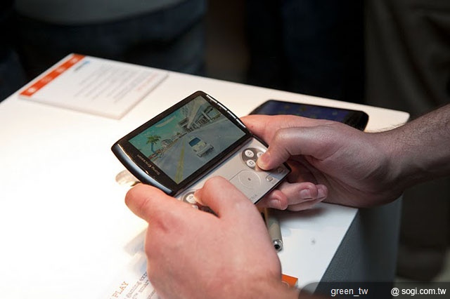 Xperia PLAY 採用 Google Android 平台最新的 Gingerbread（2.3 版）作業系統，也是首款獲得 PlayStation 認證的手機